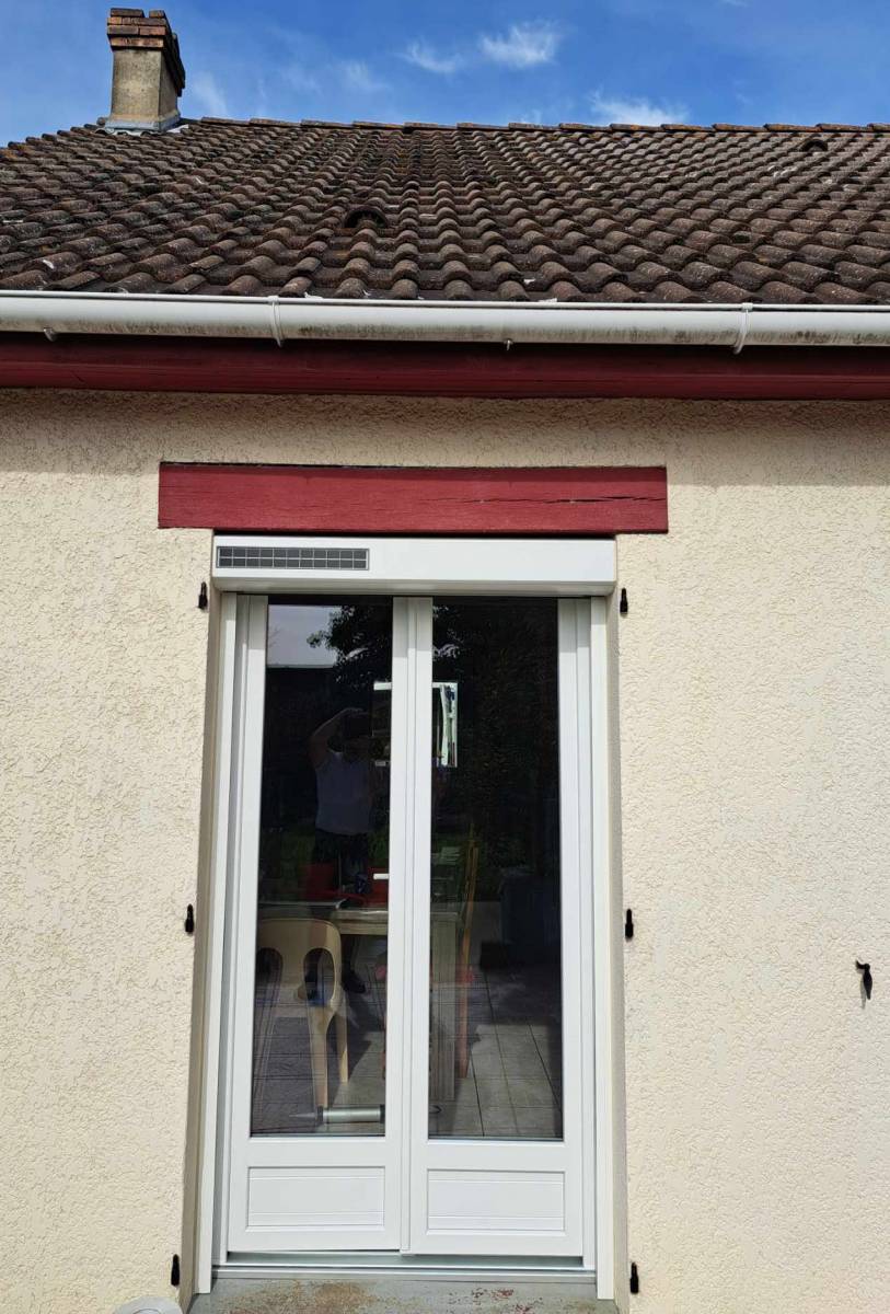 Fourniture et pose de volets roulants solaires blancs proche de Tourville-la-Rivière dans le 76