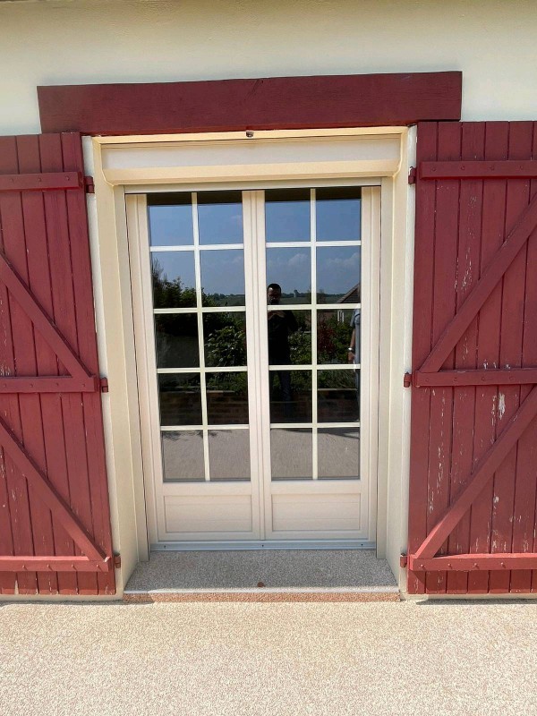 Fourniture et pose de menuiserie en PVC beige à côté du Trait (76)