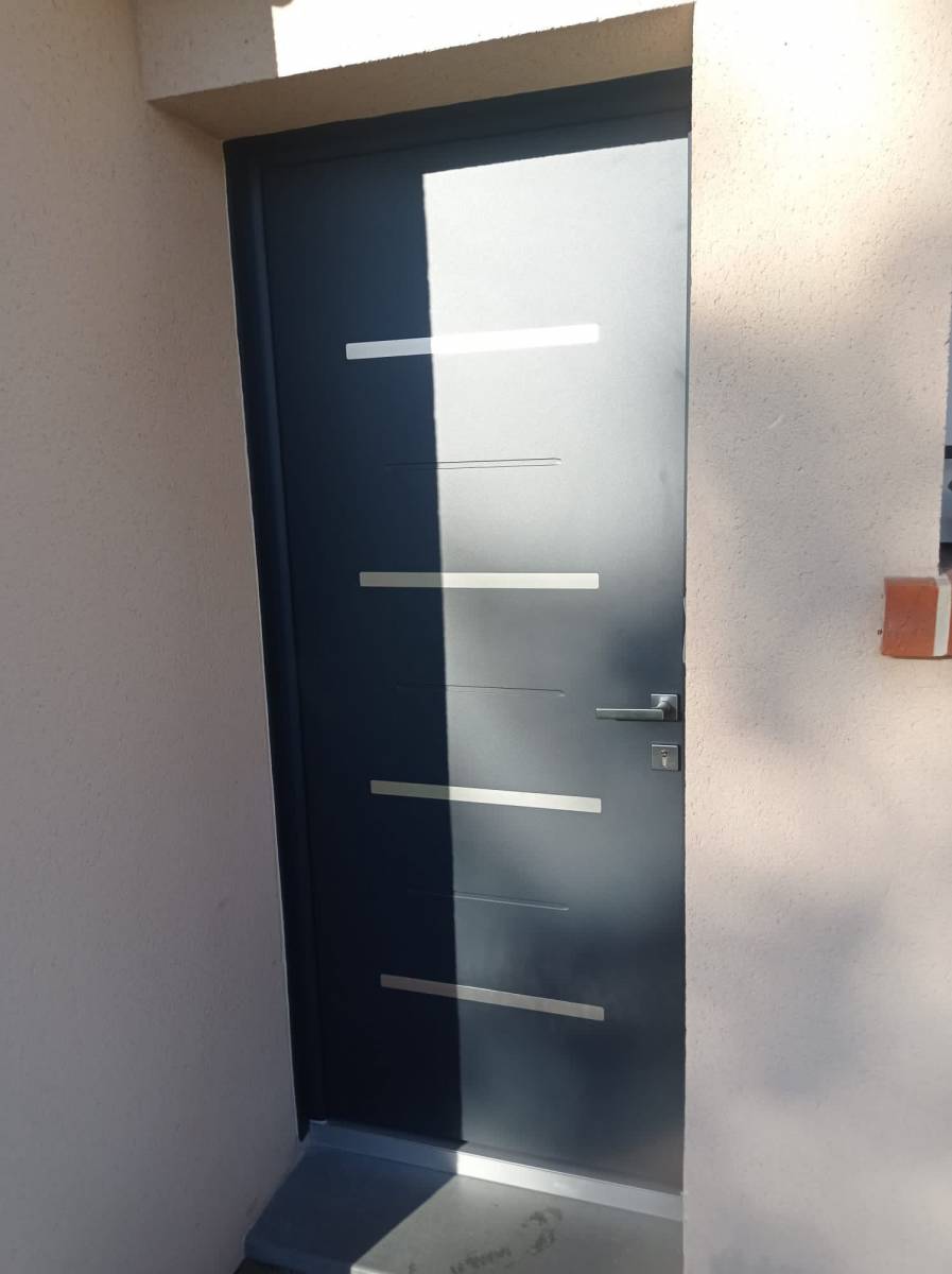 Installation d'une porte d'entrée aluminium bicoloration Euradif en dépose totale à côté de Rouen 