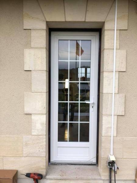 Rénovation de menuiseries en PVC blanc dans une maison proche de Rouen 76000