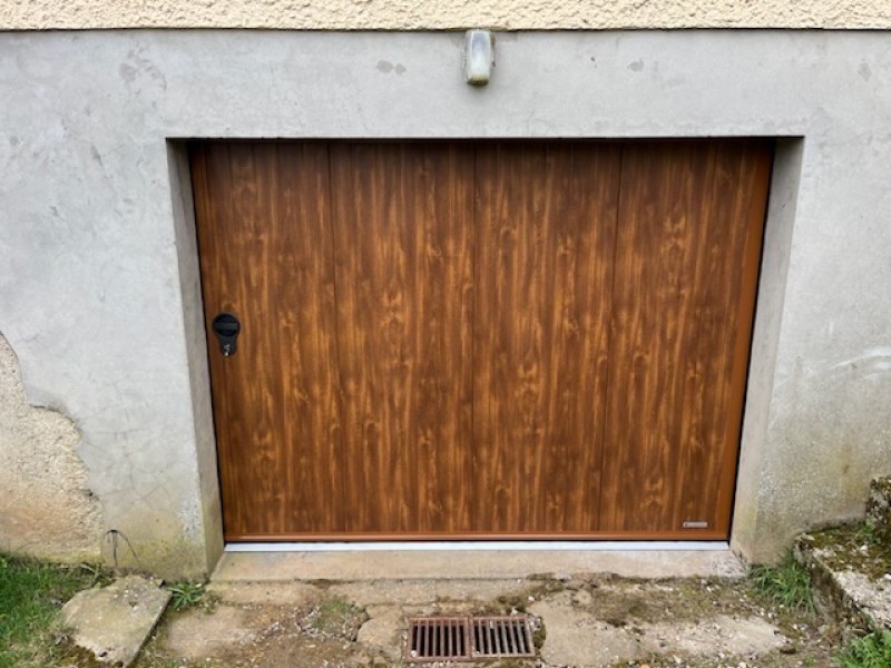 Remplacement d’une porte de garage latérale secteur Dieppe couleur chêne.