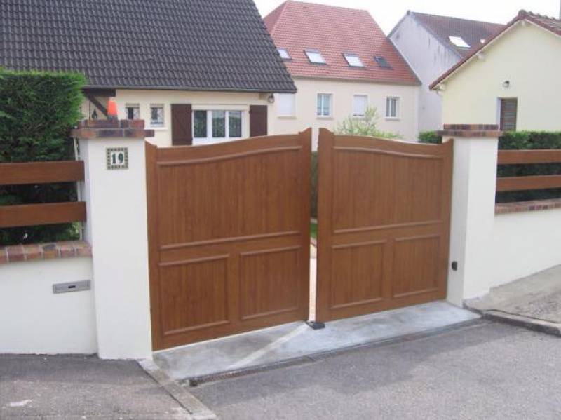 Portail en PVC chêne doré motorisé à Rouen 76