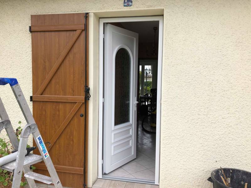Faire poser une porte d'entrée vitrée en PVC blanc à Rouen 76