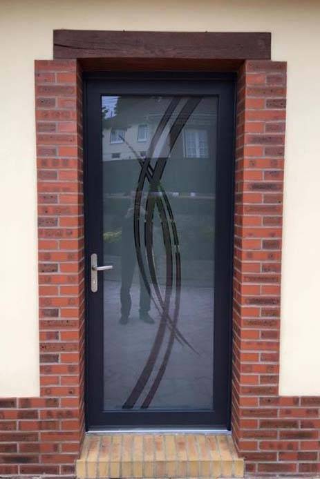 Installation porte en aluminium Verissima vitrée