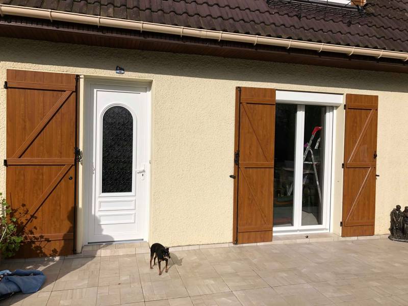 Poser une porte d'entrée vitrée en PVC blanc près Rouen 76