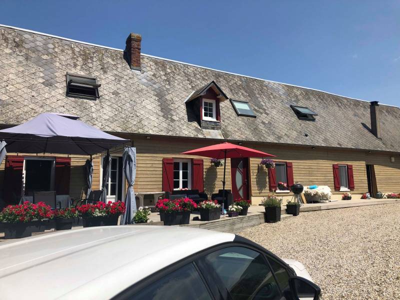 Pose de fenêtres en PVC blanc double vitrage pour maison en rénovation