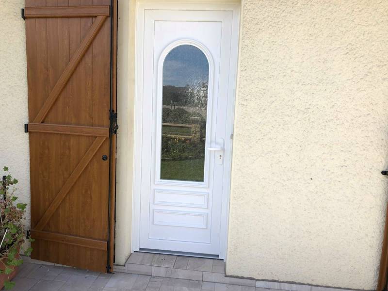 Acheter une porte d'entrée vitrée en PVC blanc à Rouen 76