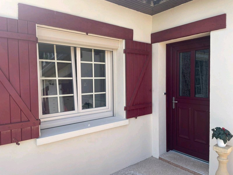 Fourniture et pose de menuiserie en PVC beige à côté du Trait (76)