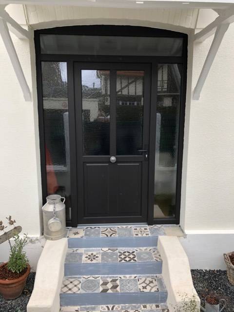 Installation d'une porte d'entrée en PVC noir dans une maison en rénovation à Sotteville les Rouens 76