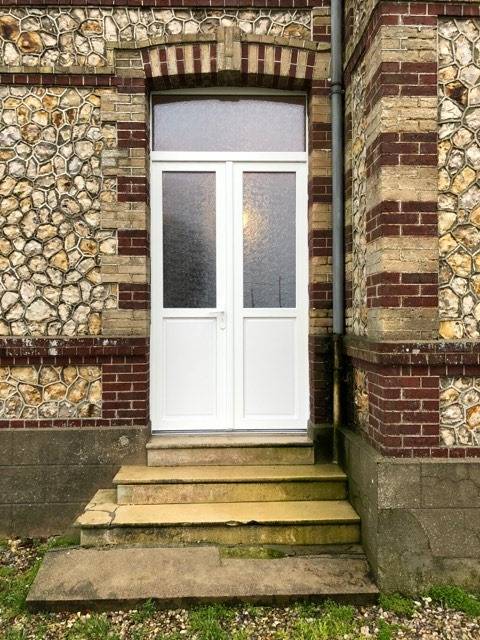 Où acheter une porte d'entrée en PVC blanc près de Rouen 76