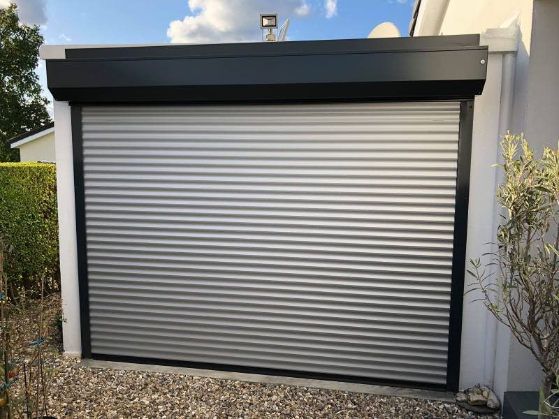 Installer une porte de garage enroulante à motorisation électrique près de Rouen 76