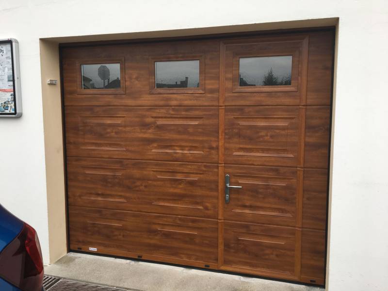 Pose d'une porte de garage avec portillon et hublots