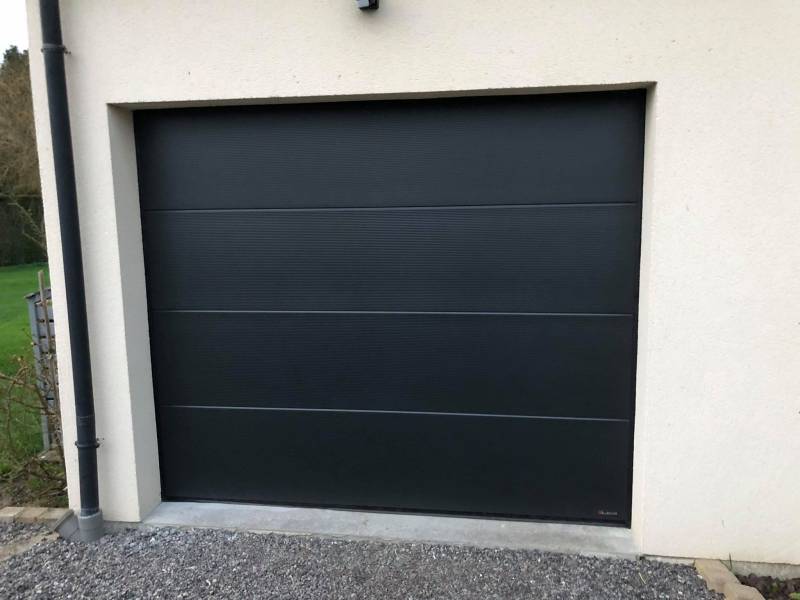 Installation d'une porte de garage motorisée dans une maison en rénovation à Auzouville sur Ry 76