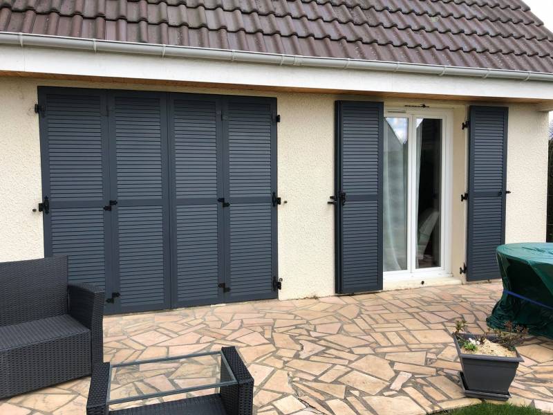 Poser des volets en aluminium à lames jointives gris anthracite près de Mont-Saint-Aignan 76