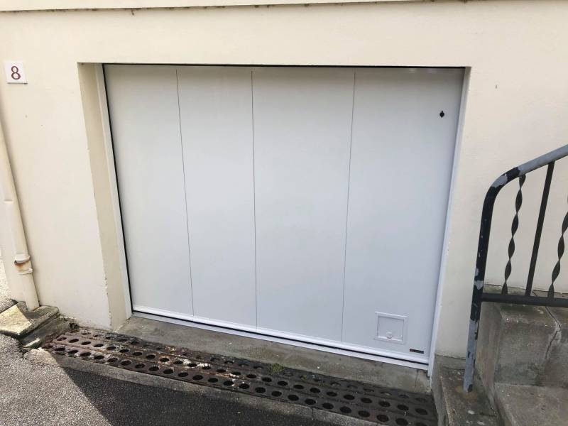 Poser une porte de garage coulissante motorisée blanche pour une maison en rénovation près de Barentin 76