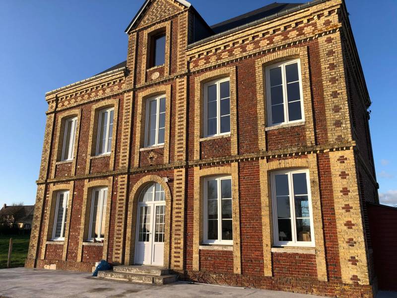 spécialiste portes d'entrées en PVC blanc cintrées et vitrées près de Rouen 76