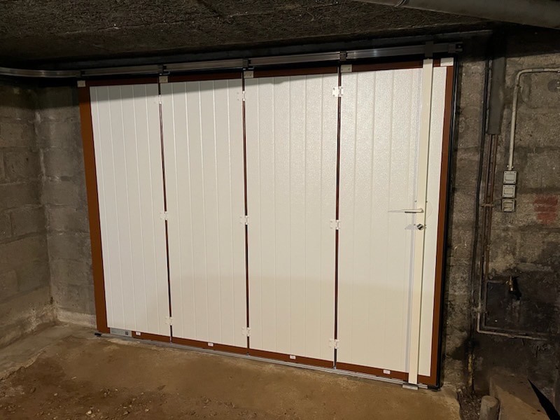 Remplacement d’une porte de garage latérale secteur Dieppe couleur chêne.