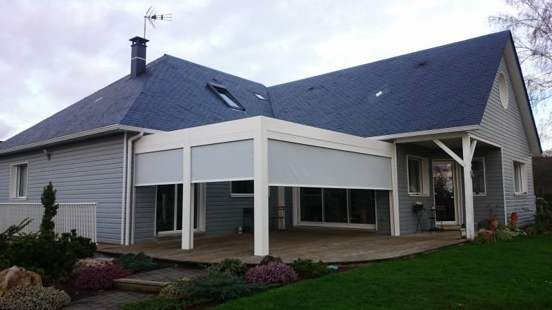Installation d’une pergola bioclimatique SOLISYSTEME avec stores zip motorisés à Jumièges en Seine-Maritime (76)
