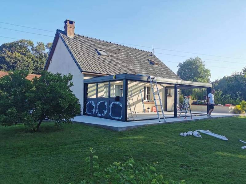 Installation d'une grande véranda en aluminium