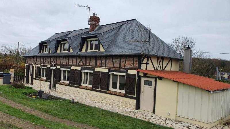 Rénovation de menuiseries PVC beige dans une maison à Villers-Ecalles proche de Barentin 