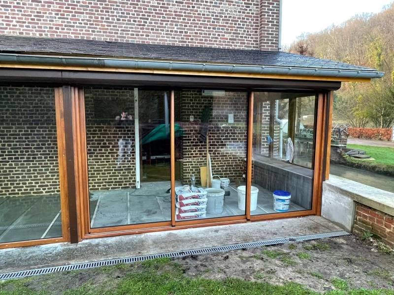 Quelle entreprise est spécialisée pour l'installation d'une porte coulissante en aluminium chêne doré sur Pavilly proche Barentin