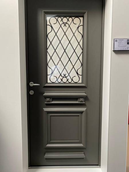 Entreprise spécialisée pour la pose d'une porte en aluminium avec une grille intégrée au vitrage à Yerville proche de Barentin