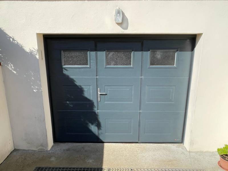 Pose d'une porte de garage motorisé avec portillon dans le secteur d'Yvetot 76