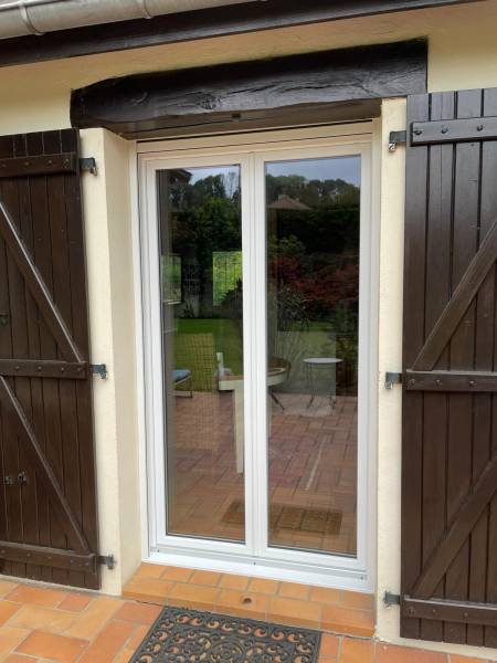 Pose de menuiseries PVC blanc avec volets intégrée à Pavilly 76