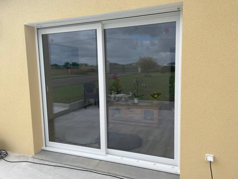 Pose de menuiseries PVC avec volets roulants solaires à Épinay-sur-Duclair 76 