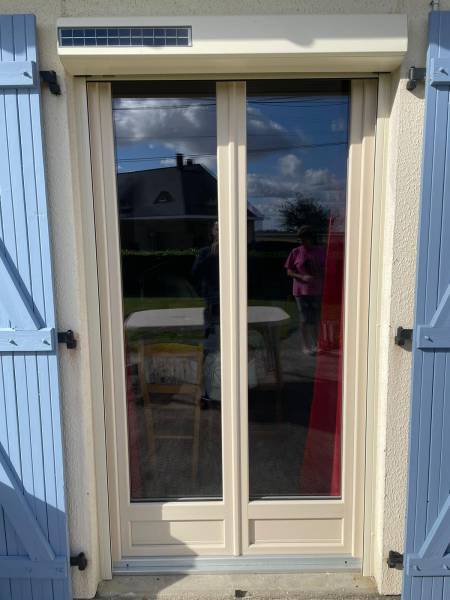 Fourniture et pose de menuiserie PVC beige avec volets roulants solaires à côté de Bois-Guillaume 76