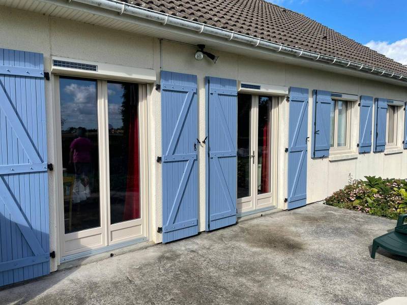 Installation de volets roulants solaires beige proche de Rouen 