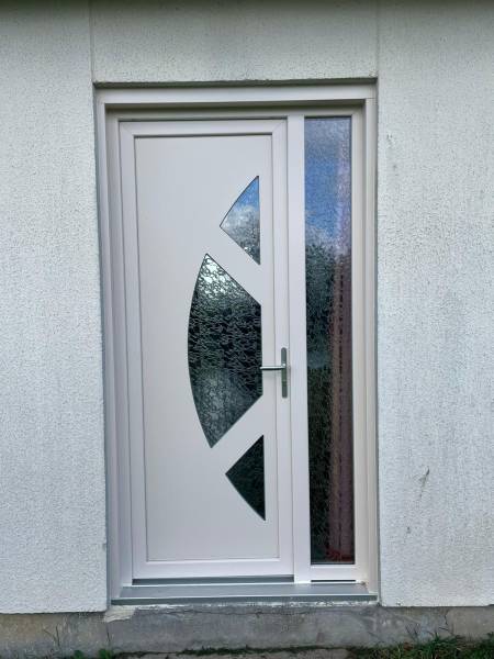 Fourniture et pose de menuiserie PVC beige avec volets roulants solaires à côté de Bois-Guillaume 76