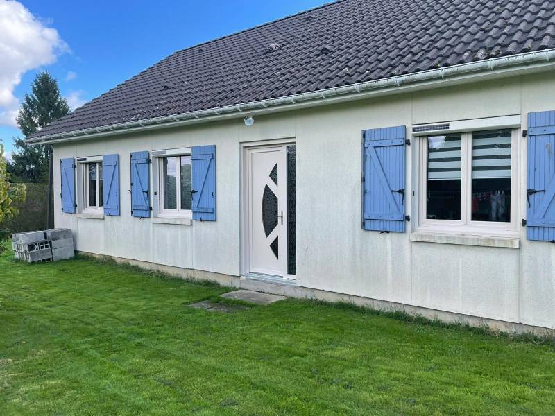 Fourniture et pose de menuiserie PVC beige avec volets roulants solaires à côté de Bois-Guillaume 76