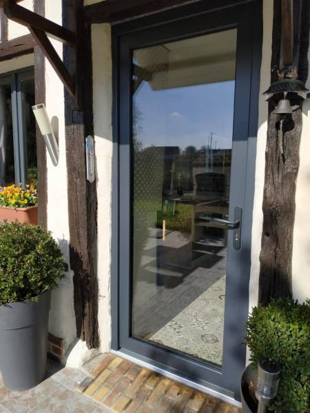 Pose d'une porte d'entrée en PVC gris à Motteville 76