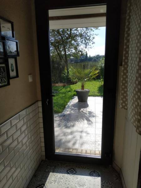 Pose d'une porte d'entrée en PVC gris à Motteville 76