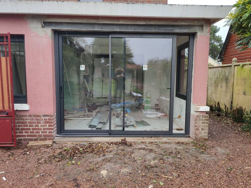 Pose de 14 menuiseries en aluminium gris anthracite à Offranville (76)