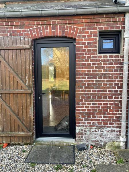 Fourniture et pose de menuiserie PVC noir avec volets solaires à côté de Dieppe 76