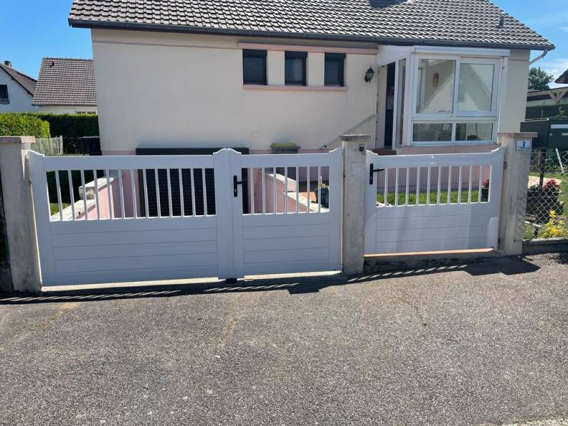 Installation d'un portail battant PVC vantaux inégaux avec portillon à Anneville-Ambourville 