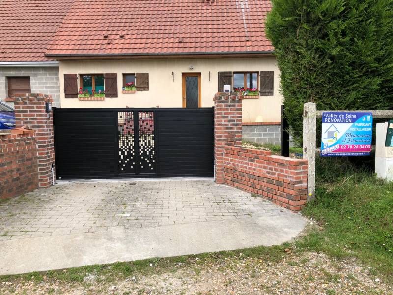 Pose d'un portail coulissant motorisé aluminium noir proche de buchy