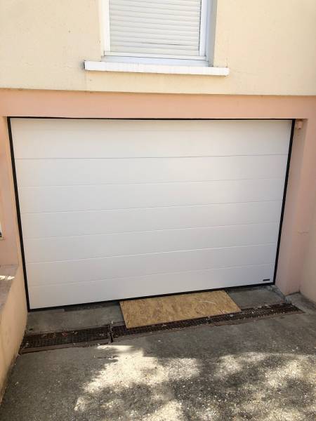 Vente et pose d'une porte de garage motorisé blanche sur la commune de Caudebec-en-Caux proche de Rouen en Normandie 