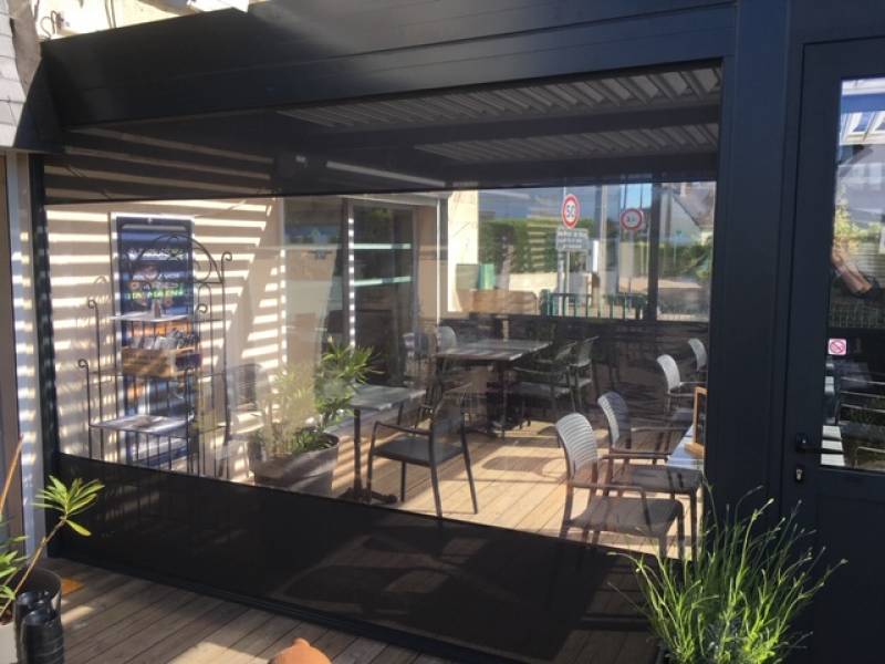 un store brise vent à été installé 