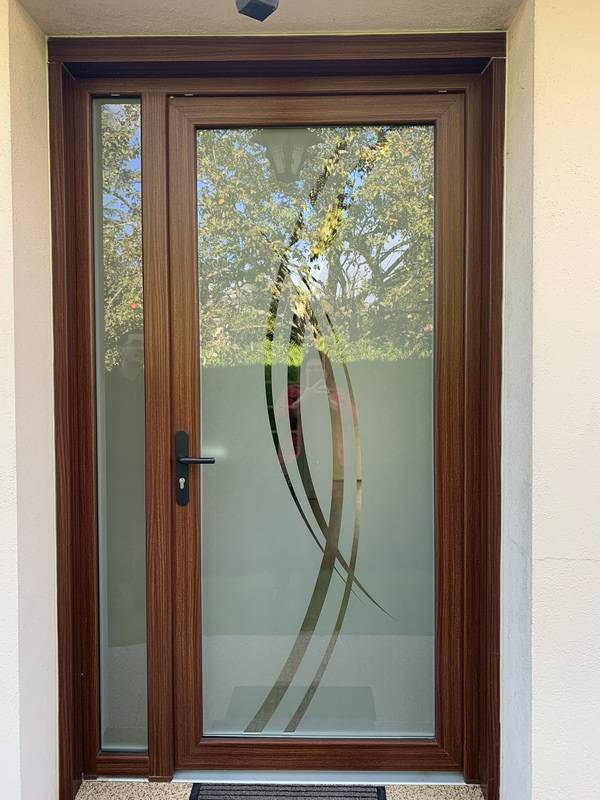 Installation d'une porte d'entrée PVC plaxée veinée chêne doré