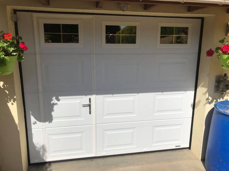 Installer une porte de garage à enroulement avec portillon et hublot