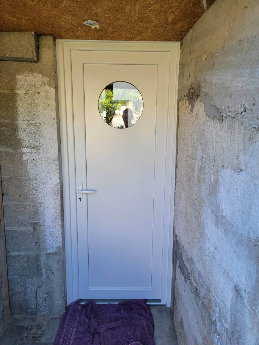 FOURNITURE ET POSE D’UNE PORTE D'ENTRÉE AU TRAIT DANS LE 76