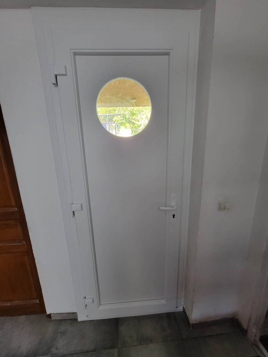 FOURNITURE ET POSE D’UNE PORTE D'ENTRÉE AU TRAIT DANS LE 76