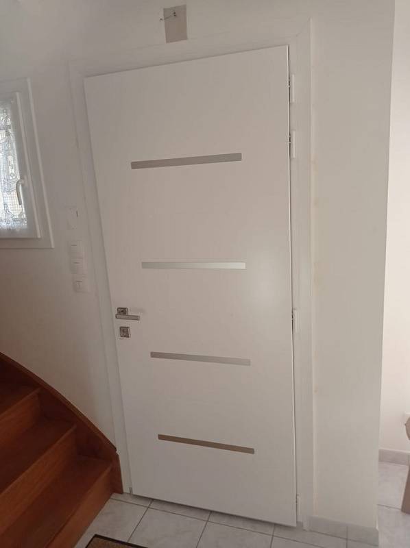 Installation d'une porte d'entrée Alu laquée passage