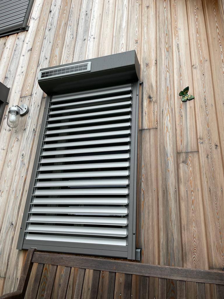 Volets solaires lames orientables vue extérieure