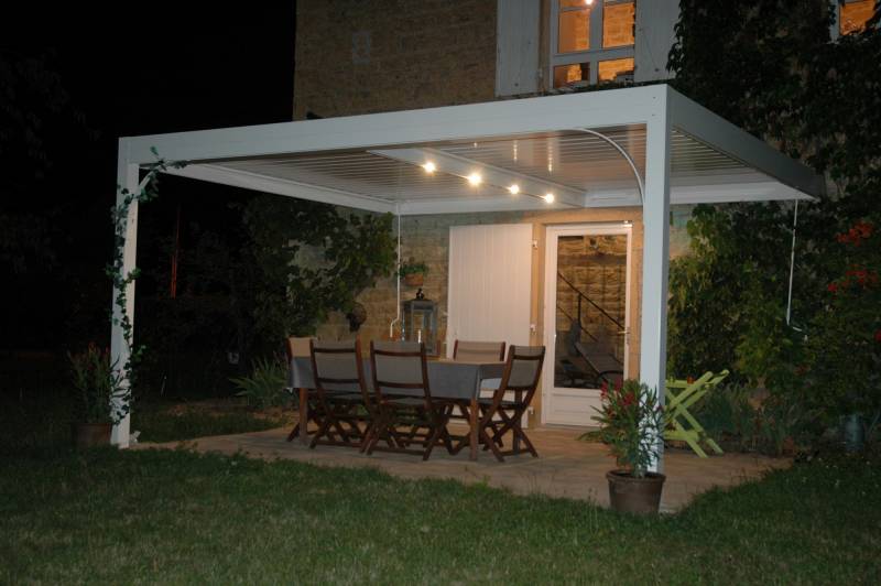 Pergola bioclimatique aluminium Blanc avec spots intégrés proche de Rouen 76