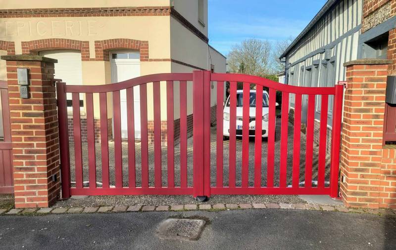 Fourniture et pose d’un portail en aluminium rouge 3004 à Avremesnil dans le 76