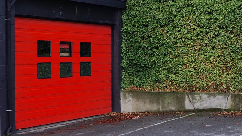 Comment choisir une porte de garage rouge proche de Rouen (76)